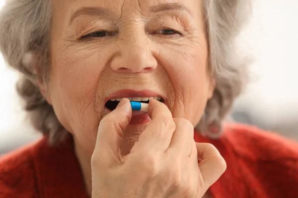 Elderly Woman Taking Pill Closeup — Stock Photo, Image