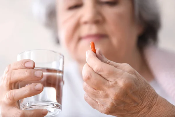 Elderly Woman Taking Pill Closeup — Stock Photo, Image