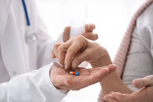 Doctor Giving Pills Elderly Woman Closeup — Stock Photo, Image