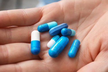 Farklı hapları, closeup tutan genç kadın