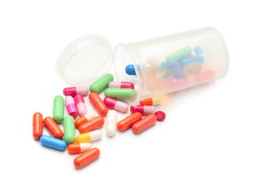 Beyaz arka plan üzerinde renkli haplarla konteyner