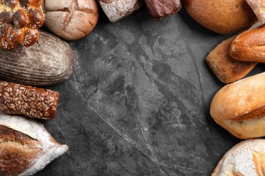 Fırından yeni çıkmış ekmek ürünlerde gri arka plan, üstten görünüm