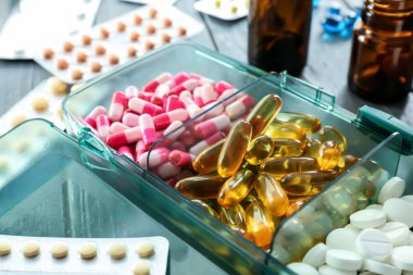 Tablo, closeup farklı hapları ile plastik kaplar