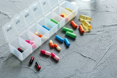 Açık renkli farklı hapları ile Plastik Konteyner