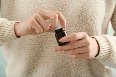 Kavanoz haplarla, closeup tutan kadın