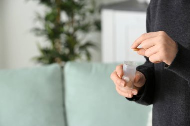 Kadın alarak hap konteyner evde, closeup üzerinden