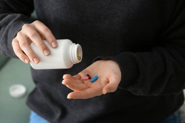 Kavanoz haplarla, closeup tutan kadın