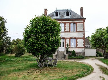 Yaz gününde güzel bahçesi olan bina