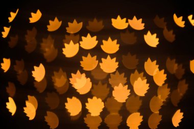 Güzel ışıklar bulanık görünüm koyu arka plan üzerinde