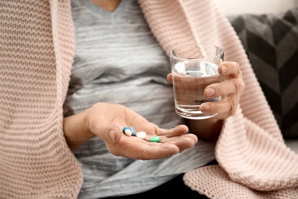 Yaşlı kadın farklı hapları, portre