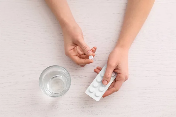 Jonge Vrouw Nemen Pil Aan Tafel Bovenaanzicht — Stockfoto