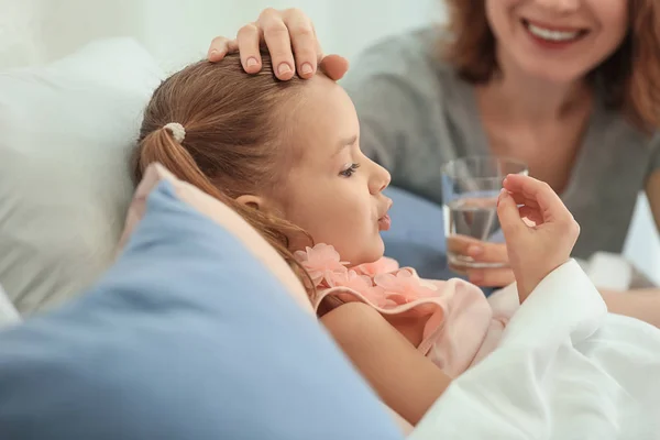 Jonge Vrouw Pil Geven Voor Haar Zieke Dochter Bed — Stockfoto