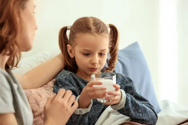 Jonge Vrouw Pil Geven Voor Haar Zieke Dochter Bed — Stockfoto