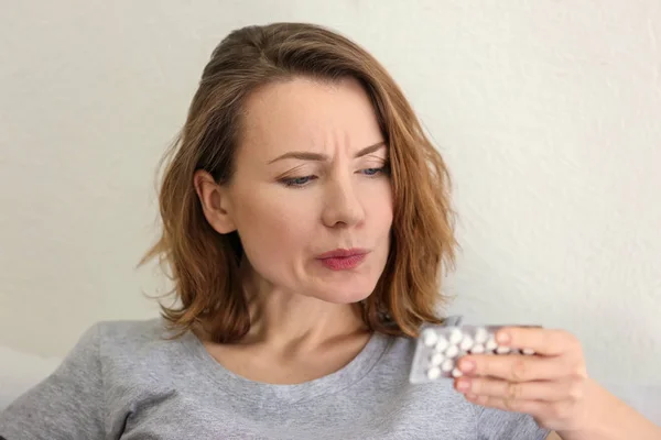 Jeune Femme Avec Des Pilules Gros Plan — Photo