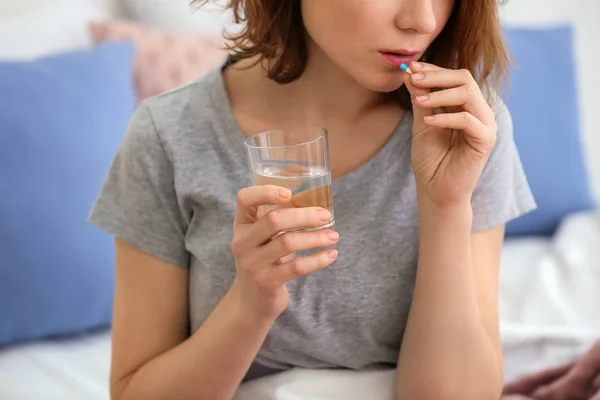 Jovem Mulher Tomando Pílula Close — Fotografia de Stock