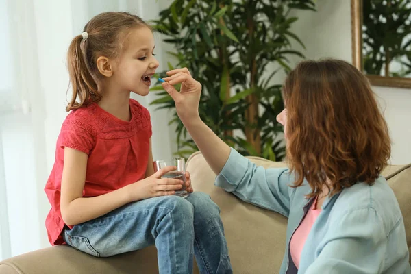 Ung Kvinna Ger Piller Till Hennes Dotter Hemma — Stockfoto