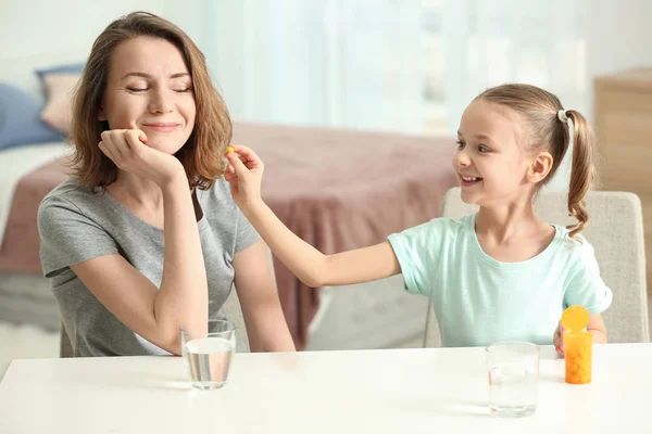 Dochtertje Pil Geven Aan Haar Moeder Thuis — Stockfoto