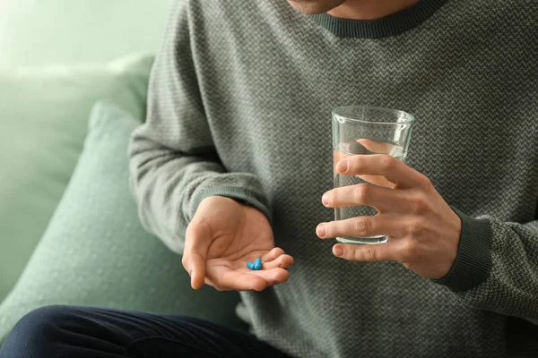 Jeune Homme Avec Des Pilules Verre Eau Intérieur Gros Plan — Photo