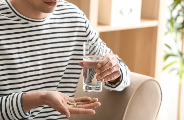 Jeune Homme Avec Des Pilules Verre Eau Intérieur — Photo