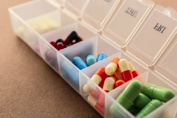 Műanyag Tároló Különböző Tablettákkal Színes Háttérrel — Stock Fotó