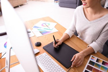 Güzel genç tasarımcı ofiste çalışıyor.