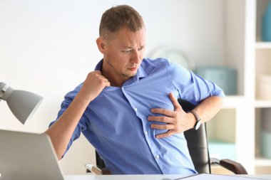 Adam ofiste işyerinde panik atak