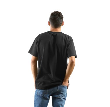 Beyaz arka planda, şık tişört genç adam arkadan görünüm