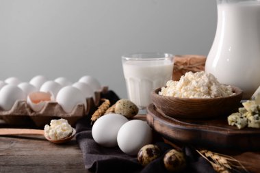 Ahşap Masa farklı süt ürünleri