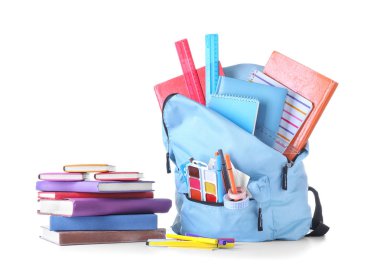 Okul malzemeleri ile beyaz arka plan üzerinde sırt çantası