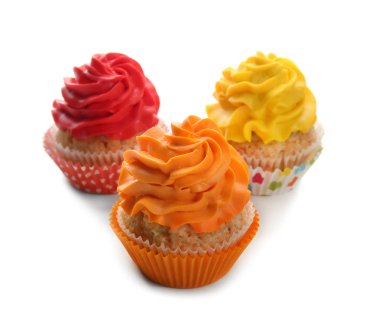 Beyaz arkaplanda renkli kekler