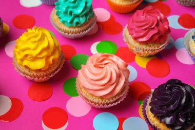 Renk arka plan üzerinde farklı top kek