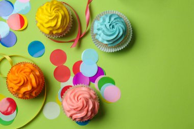 Renk arka plan üzerinde farklı top kek