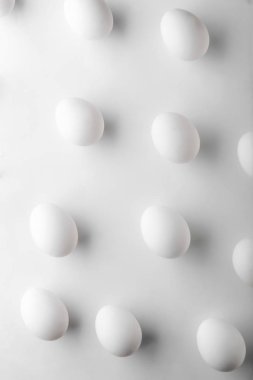 Beyaz arka planda çiğ tavuk yumurtası.