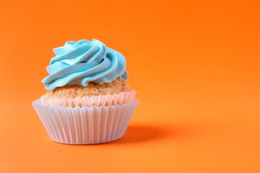 Renkli arkaplanda lezzetli bir kek