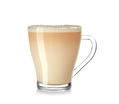 Cam fincan beyaz zemin üzerine lezzetli aromatik kahve