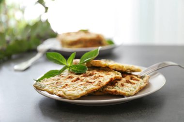Lezzetli kabak plakalı gri masaya waffle