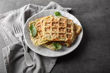 Lezzetli kabak plakalı gri masaya waffle