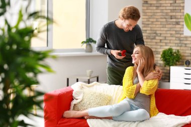 Genç adam onun sevgili evde öneriyor