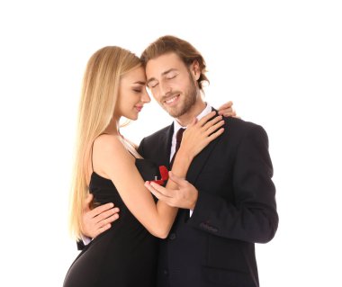 Genç adam onun sevgili beyaz arka plan üzerinde için teklif