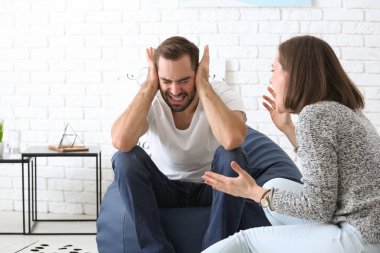 Bağımsız değişkenler evde olan genç çift