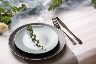 Güzel servis edilmiş şenlik masası.