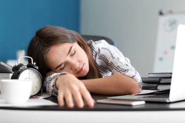 ofiste uyumak yorgun iş kadını