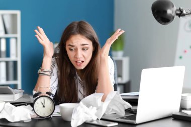 Ofiste iş kadını eksik süreler vurguladı