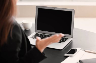 İş kadını işyerinde ofiste oturan çalışmayan dizüstü bilgisayar ile vurguladı