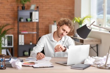 Stresli işadamı, son teslim tarihine yetişmeye çalışıyor.