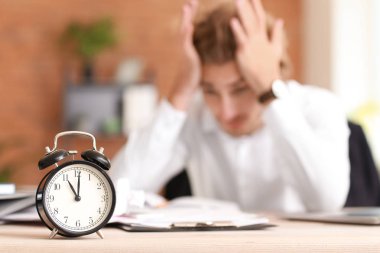 Çalar saat tablo eksik süreler stresli iş adamı