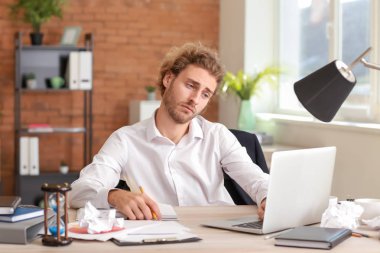 Stresli işadamı, son teslim tarihine yetişmeye çalışıyor.