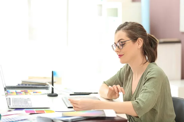 Bella Giovane Designer Che Lavora Ufficio — Foto Stock