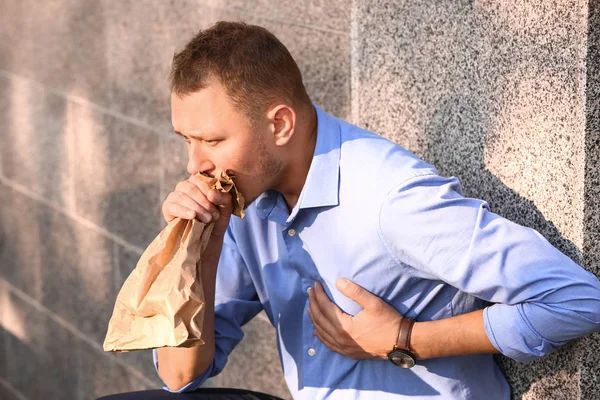 Man Har Panikattack Utomhus — Stockfoto