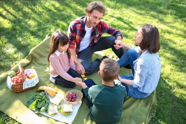 Family Praying Meal Park — Stock Photo, Image